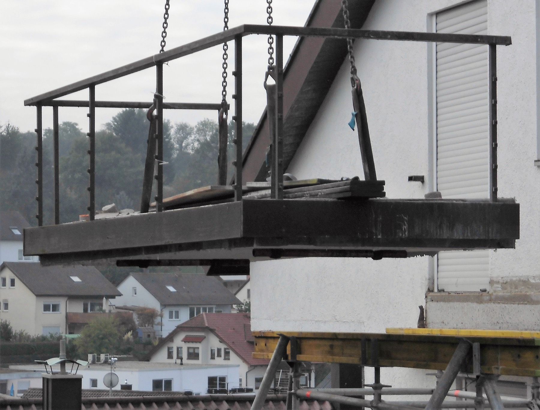 Balkonabbruch im Enzkreis: Der Balkon wird in einem Stück am Kran abgehoben