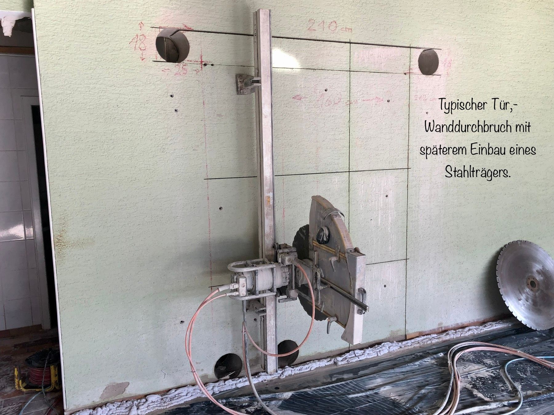 Schienengeführte Wandsäge im Einsatz an einer Betonwand